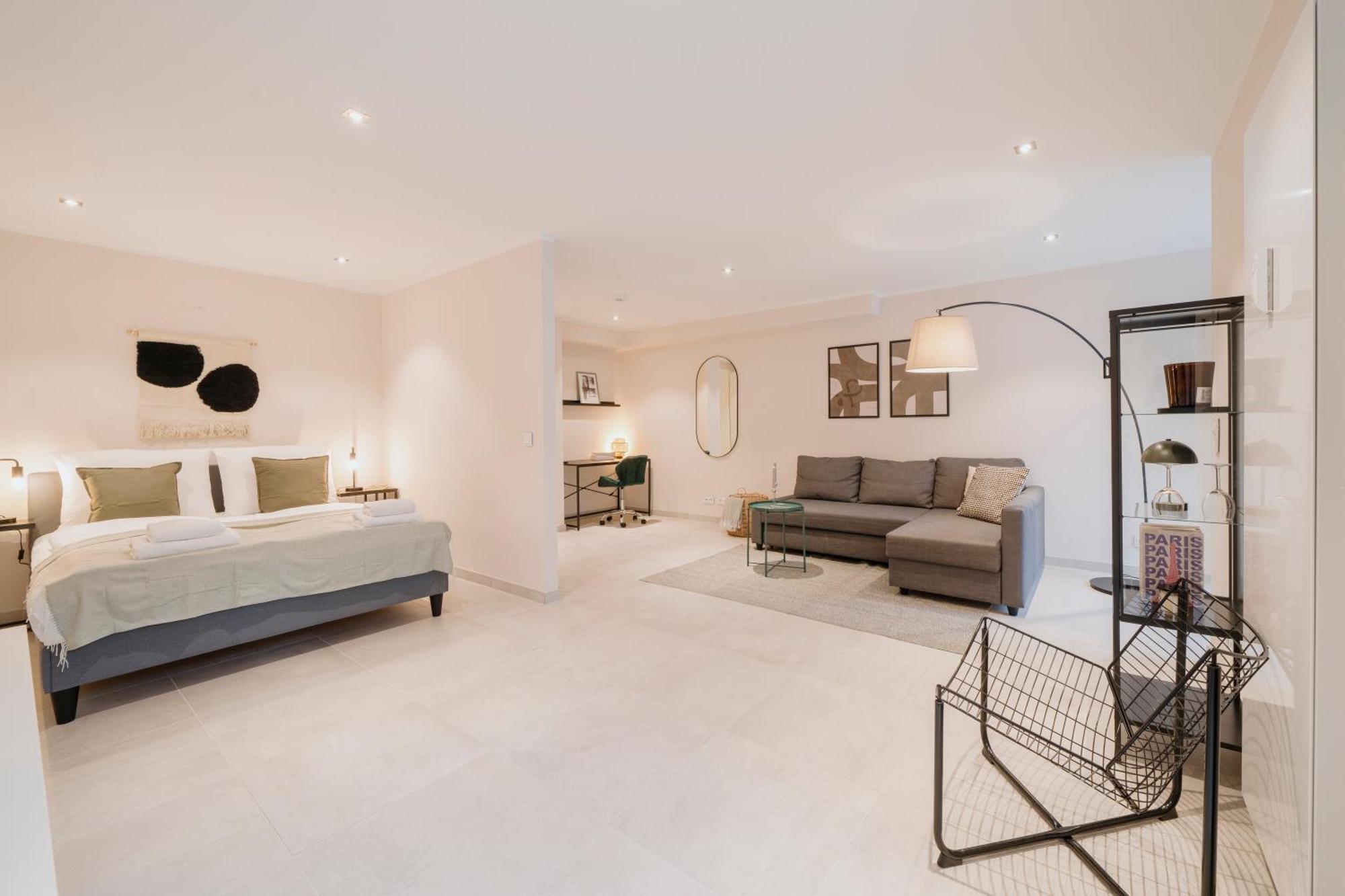 Homely - Huge Terrace, Modern, Quiet, Near Kudamm