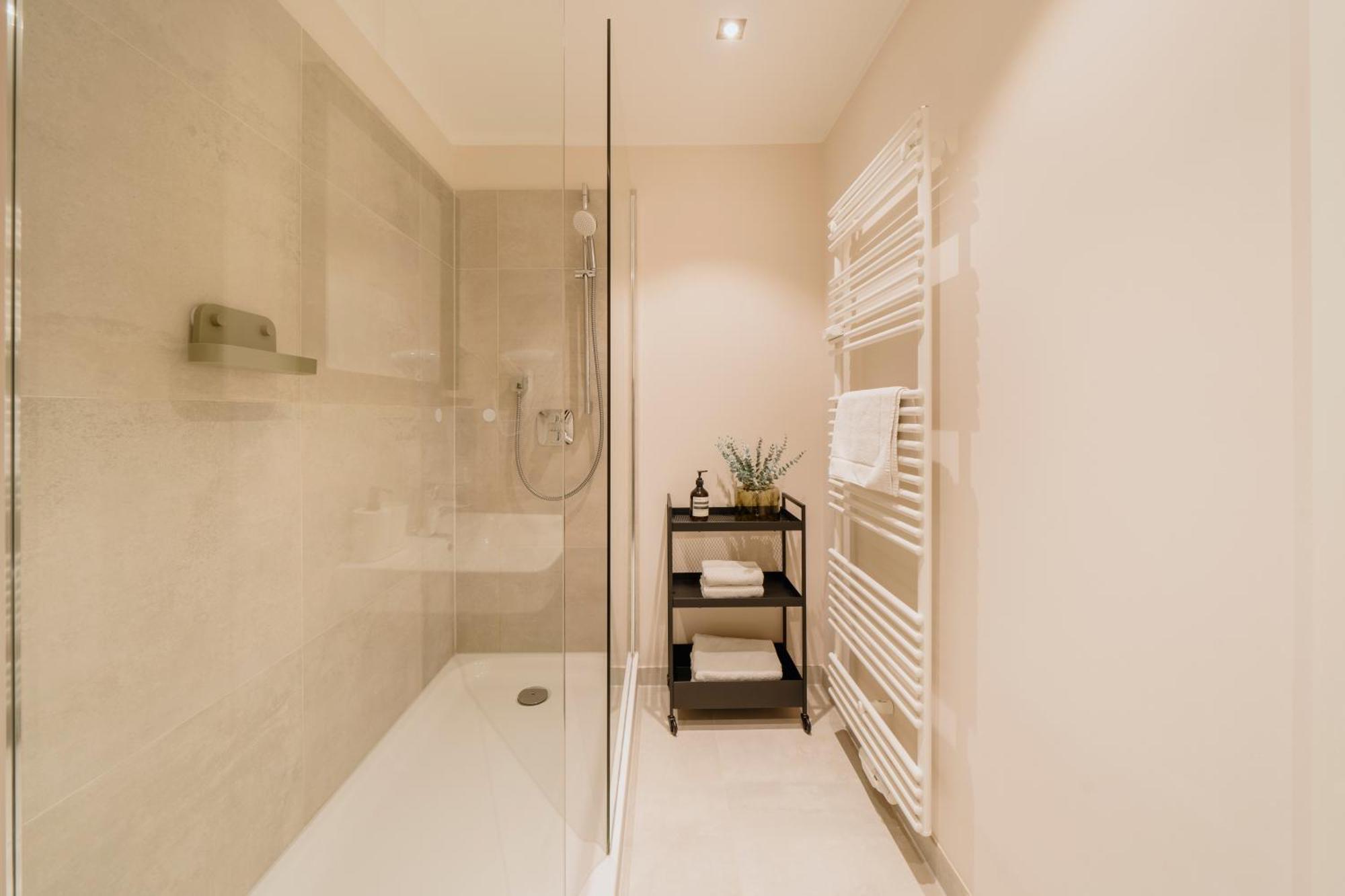 Homely - Huge Terrace, Modern, Quiet, Near Kudamm Apartamento Berlim