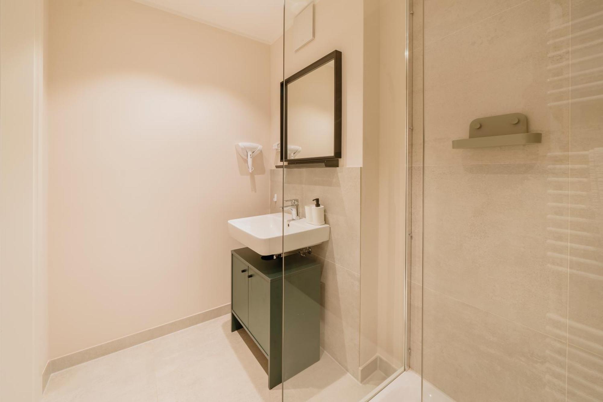 Homely - Huge Terrace, Modern, Quiet, Near Kudamm * Berlim